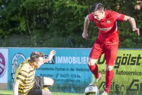 Ausgetanzt: Marcel Weigel (rechts) mit einer guten Szene, die er mit einem Treffer abschließt. Im Mai spielte er in Steinwendens