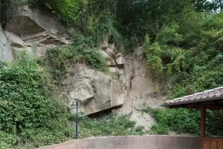 War teilweise abgerutscht: der Felsen hinter dem Dorfgemeinschaftshaus. ArchivFoto: m. hoffmann