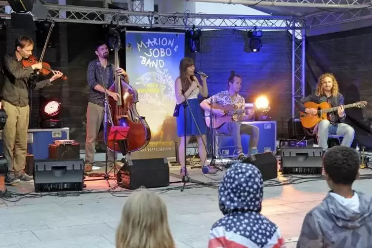 Nie sprachlos: Marion Lenfant-Preus singt und improvisiert nicht nur auf Deutsch und Französisch. Foto: KUNZ