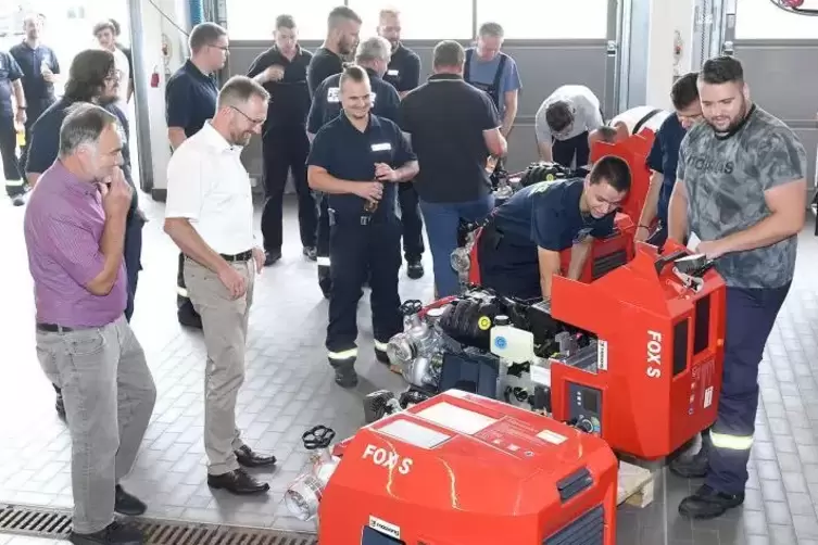 Im Göllheimer Feuerwehrhaus wurden neue Tragkraftspritzen übergeben. Links Armin Juchem, Beigeordneter der VG Kirchheimbolanden,