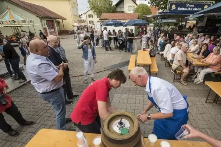 Eröffnung der Kerwe in Dansenberg mit einem Fassanstich: Michael Krauss von der Stadtsparkasse, unterstützt durch Anja Herrmann 