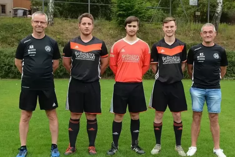 Neuzugänge bei der SG Finkenbach/Mannweiler/Stahlberg, von links: Trainer Alexander Raab, Jonas Bals, Tim Warnke, Fabian Zäuner,