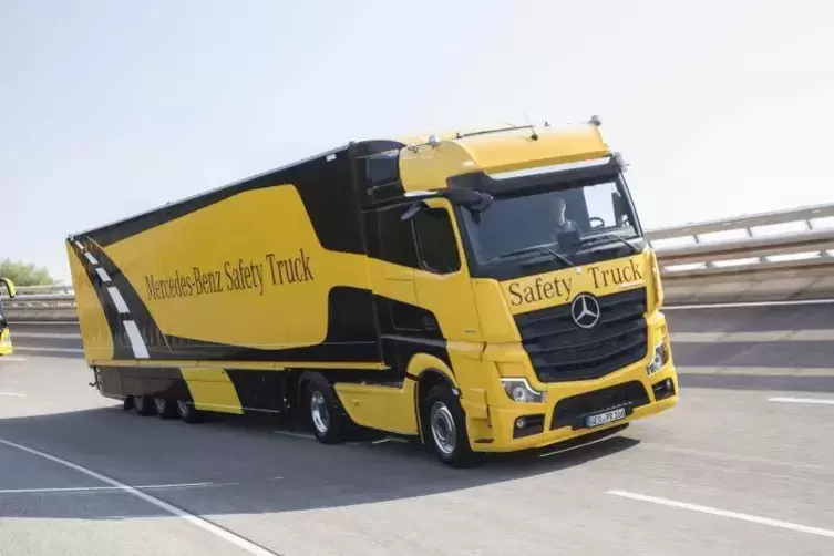 Der Safety-Truck ist voll mit Messinstrumenten. Auch er ist regelmäßig auf der Teststrecke in Wörth unterwegs. Foto: Daimler