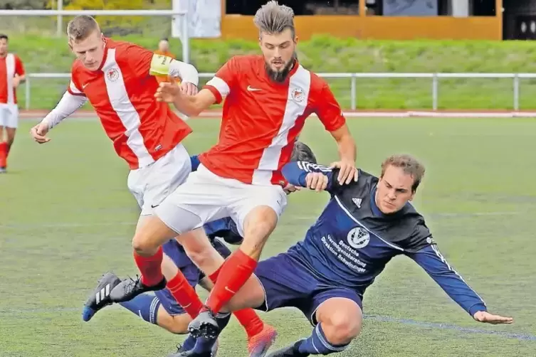 Für Simon Schubert (rechts) – hier in einem früheren Spiel – und den TuS Wachenheim geht heute die Saison wieder los.