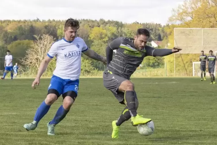 Schlug die Maßflanke zum dritten Treffer seines Teams in Weselberg: Florian Bauer, der Spielertrainer der TSG Trippstadt (rechts