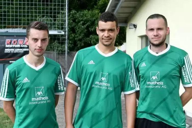 Neue Spieler in Gauersheim, von links: Marcel Henn, Marvin König und Spielertrainer Nico Rusterholz.  Foto: Stepan