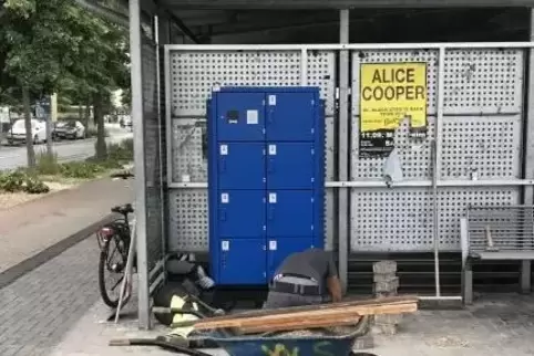 Vor dem Fahrrad-Parkhaus: Aufbau der Ladestation am Bahnhof. Foto: pse