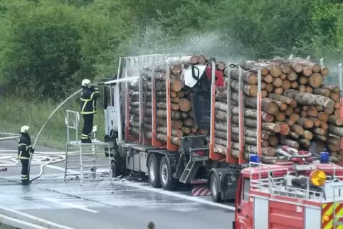 Kampf gegen Glutnester: 33 Feuerwehrleute waren im Einsatz.   Foto: Stepan