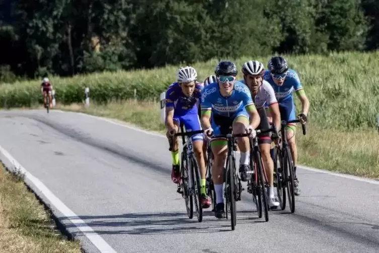 Die Spitzengruppe im Eliterennen über 95 Kilometer. Mit dabei der spätere Sieger Joshua Asel vom Team Erdinger Alkoholfrei. Foto