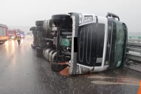 Vom Wind umgeweht: Sattelzug auf der A63. Foto: Polizei