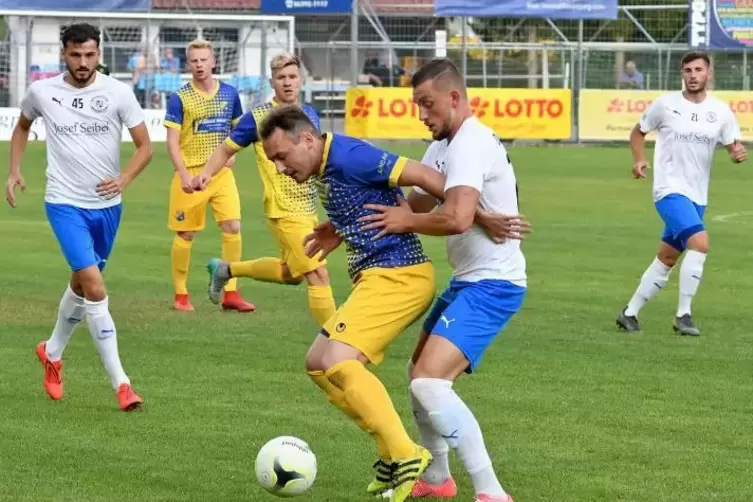 Packendes Duell in einem packenden Derby: Bundenthals Andrei-Ioan Grosu (am Ball) erfreut sich großer Aufmerksamkeit seitens des