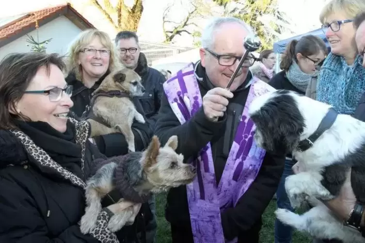 In Speyer hat Dompfarrer Matthias Bender 2016 Tiere gesegnet.  Archivfoto: Lenz