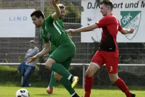 Matej Carapina (links) und die DJK Eppstein wollen endliche mal wieder gegen die TSG Eisenberg gewinnen.  Foto: BOLTE