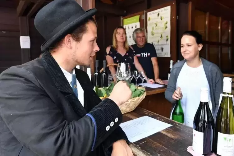 Vergangenes Wochenende am Weinprobierstand unterhalb des Hambacher Schlosses: Wandergeselle Leon Bähr aus Sylt testet einen Silv