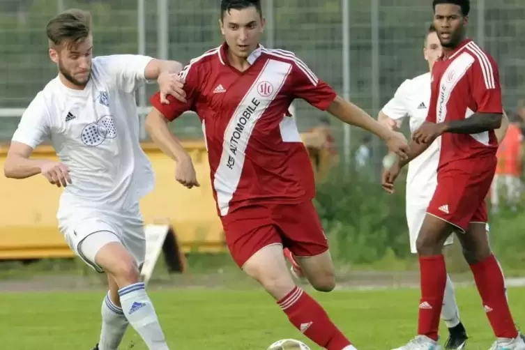 Robert Moldoveanu (rechts), hier noch im Trikot des Ludwigshafener SC. Er soll Dana Kader einmal ersetzen.  Foto: KUNZ