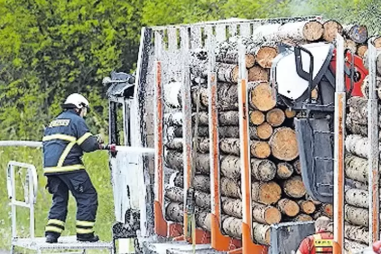 Brannte letztlich völlig aus: Lkw mit Holzladung.