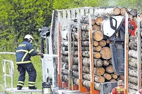 Brannte letztlich völlig aus: Lkw mit Holzladung.