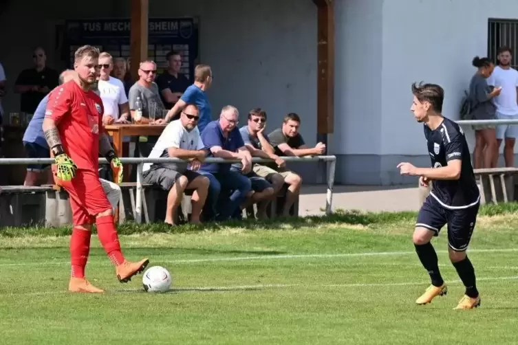 Abstoß im Strafraum nun erlaubt: Peter Klug (links) spielt gleich zu Kevin Schwehm. Archivfoto: Lenz