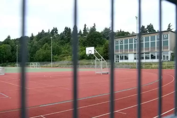 Nach dem Brand ist die Turnhalle des Nordpfalzgymnasiums weiterhin gesperrt. Zunächst einmal soll der Sportplatz für den Sportun