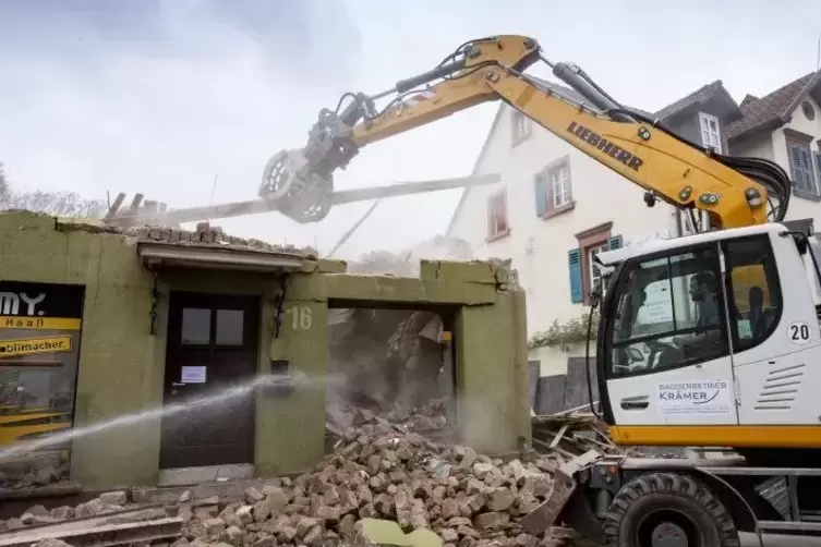 Das Haus in der Weilerbacher Hauptstraße 16 wird abgerissen, um Parkplätze zu schaffen. Foto: VIEW