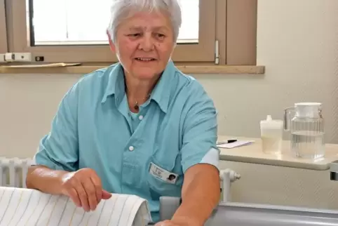 Grüne Dame Inge Greiner zu Besuch bei einem Patienten. Seit fast acht Jahren ist sie im Team. Foto: BUCHHOLZ