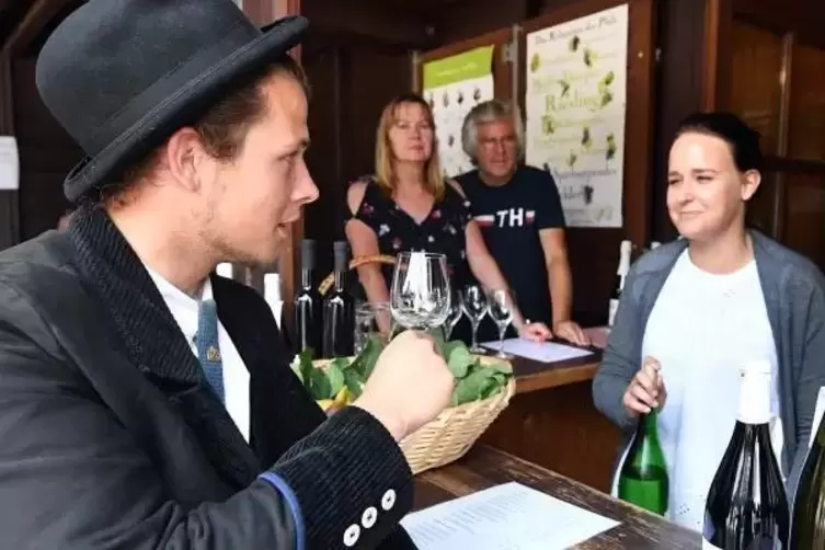 Am Weinprobierstand unterhalb des Hambacher Schlosses: Wandergeselle Leon Bähr von der Insel Sylt testet einen Silvaner des Wein