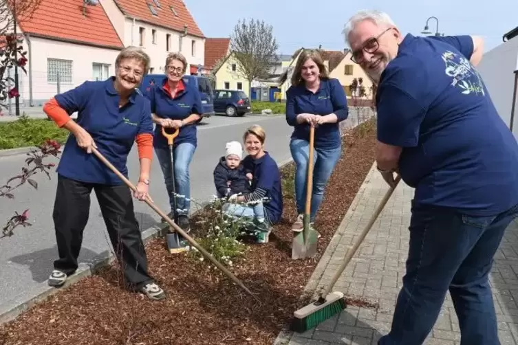 Das Lingenfelder Green-Team: (von links) Beate Nauert, Ursula Leuthner, Elena mit Eveline Nowak und Silke Warnke. Unterstützt we