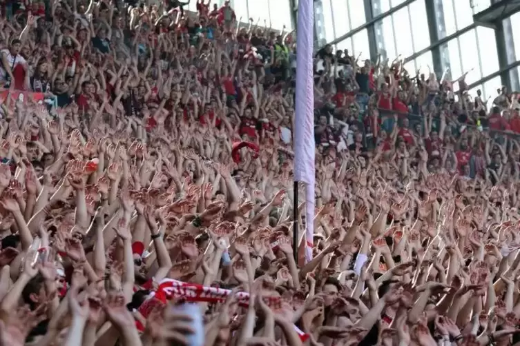 Die Westtribüne feierte ... Foto: HILMES