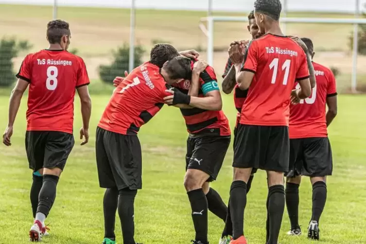 Da war die Welt beim TuS noch in Ordnung: Der Rüssinger Renato Carlos Silva (Nummer 7) wird nach seinem 1:0 von den Kollegen gef