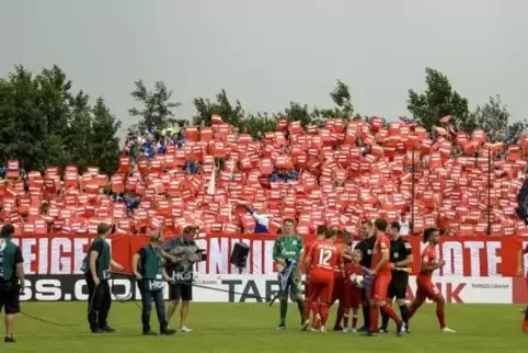 Die Schalker Fans in Drochtersen: Rote Karte für Tönnies. Foto: dpa
