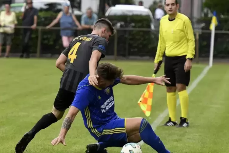 „Wir hätten einen Punkt verdient gehabt“, sagte SC-Spielertrainer Benjamin Montino (rechts), hier mit Oppaus Andrei-Claudiu Ront