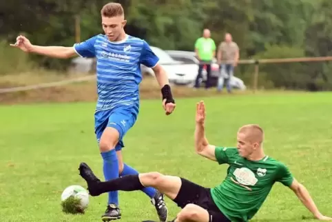 Köpfte Rieschweilers erstes Saisontor: Noel-Maurice Weis (links), hier gegen den Marienborner Tarek Schwiderski. Foto: Moschel