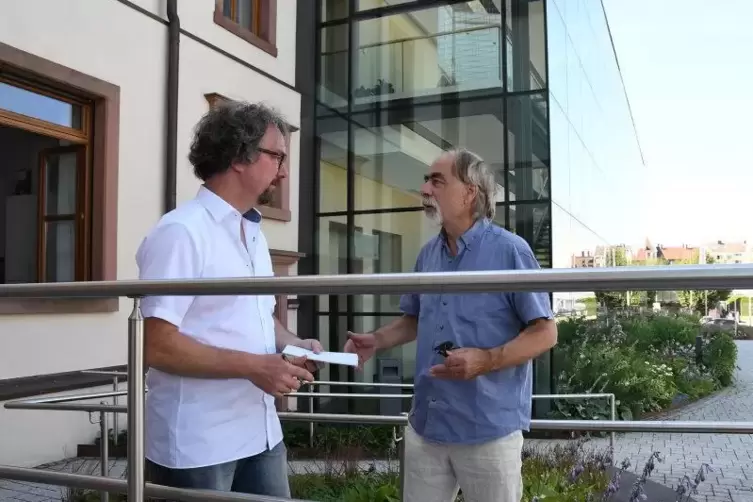 Matthias Strugalla (rechts) im RHEINPFALZ-Sommergespräch mit Klaus Kadel-Magin. Foto: Buchholz