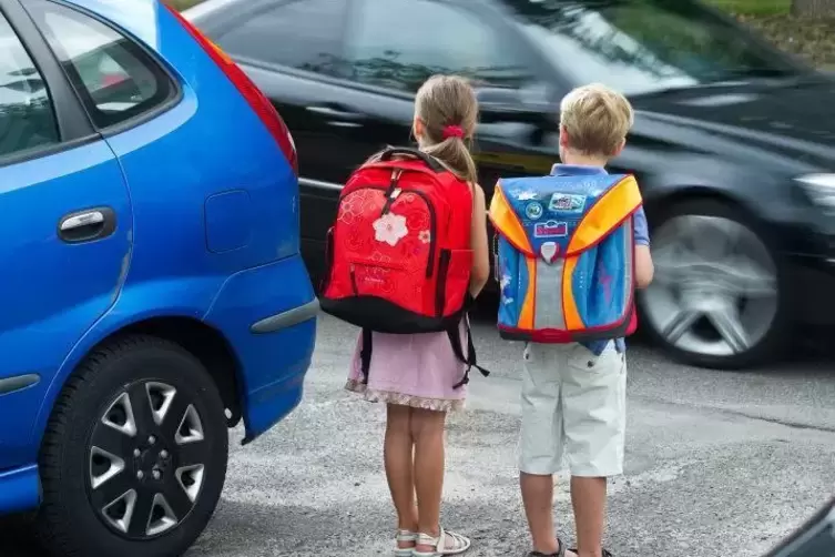 Rushhour an den Schulen: Häufig kommen die Kinder wegen der vielen Autos nur schwer über die Straße. Brenzlige Situationen sind 