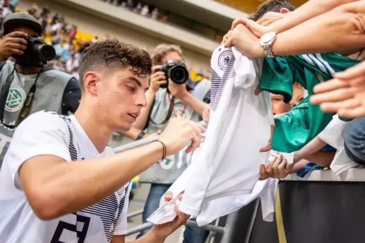 Gefragtes Autogramm: Kai Havertz, der Alleskönner von Bayer 04, im Nationaltrikot. Foto: dpa