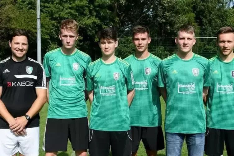 Neuzugänge beim TuS Stetten, von links: Trainer Lars Igel, Henne Kaschig, Jeremias Steuerwald-Ludwig, Mirco Dannenfelser, Christ