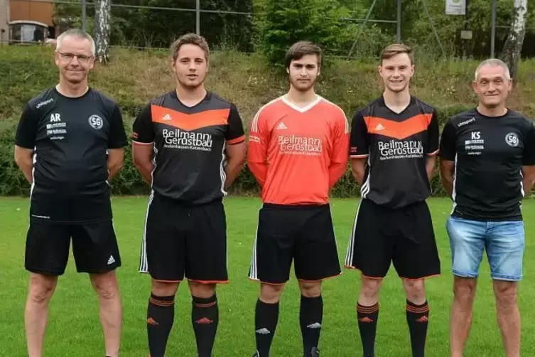 Neuzugänge bei der SG Finkenbach/Mannweiler/Stahlberg, von links: Trainer Alexander Raab, Jonas Bals, Tim Warnke, Fabian Zäuner,