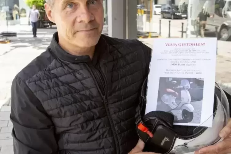 Thomas Haas sucht mit Handzetteln nach seiner Vespa.  Foto: VIEW