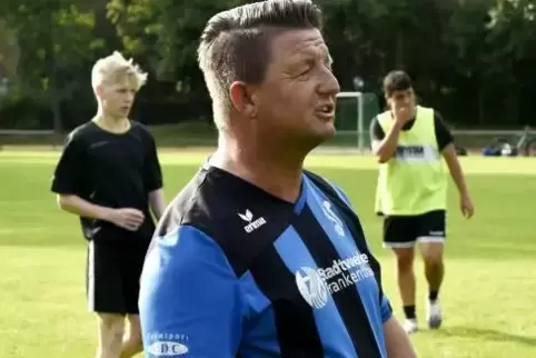 Begleitet das Treiben seiner Jungs mit kritischem Blick: VfR-B-Jugend-Coach Robert Toth.  Foto: BOLTE