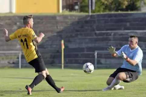 Joshua Geist (rechts) leidet mit dem Ludwigshafener SC. Der Torwart wurde beim LSC groß. Hier pariert er gegen Dirk Hilzendegen 