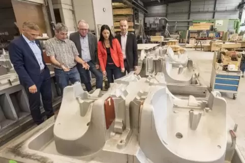 Wie aus Kunststoff Modelle hergestellt werden, erklärte Firmenchef Rolf Zimmermann (Mitte) am Donnerstag bei einem Besuch von La