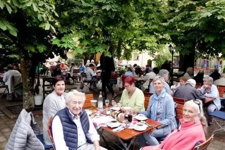 Der älteste Ausflugs-Teilnehmer Ernst Jung (vorne) mit seinen 94 Jahren, rechts seine Frau Gretel (85 Jahre) und Elisabeth Dress