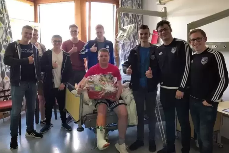 Überraschung: Besuch der A-Jugend der JSG Mittleres Glantal bei Jan Hofer im Krankenhaus. Sie verzichtete auf eine Neuansetzung 