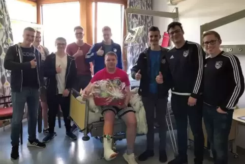 Überraschung: Besuch der A-Jugend der JSG Mittleres Glantal bei Jan Hofer im Krankenhaus. Sie verzichtete auf eine Neuansetzung 