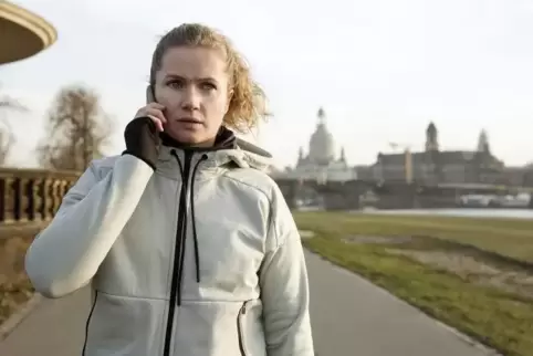 Die Kommissarin (Cornelia Gröschel) ist beim Joggen, als sie zum Tatort gerufen wird.  Foto: MDR/W&B Television/Daniela Incorona