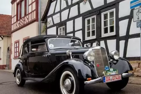 Ganz schön alt, aber immer noch schmuck: ein Mercedes 170 V Cabriolet, Baujahr 1936, in der Ludwigstrasse Foto: Lenz