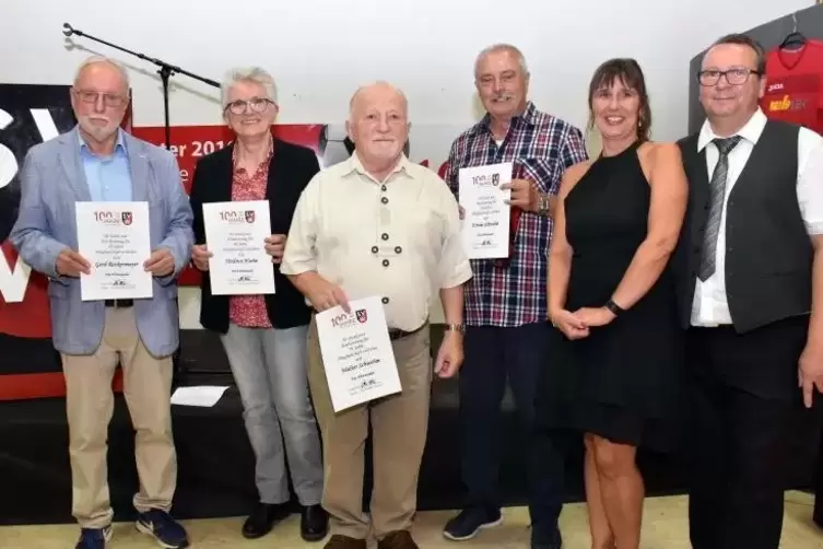 Für Vereinstreue geehrt: (von links) Gerd Rockenmeyer, Heidrun Hoehn, Walter Schwehm, Erwin Schwehm mit SVW-Präsidentin Petra Ba