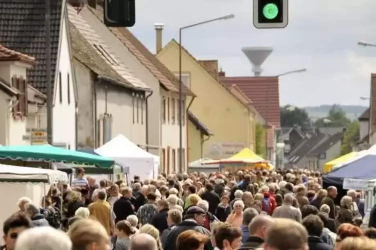 Schon bei der Einöd-Premiere des Biosphärenfests anno 2010 drängten sich im Dorf die Massen. Foto: Moschel