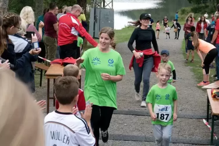 Geschafft: Die jungen Läufer haben das Ziel erreicht.  Foto: sayer