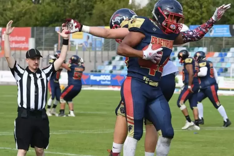 Maurice Laufer (rechts) und Kevin Schönborn feiern die Extrapunkte nach dem Touchdown.  Foto: Buchholz